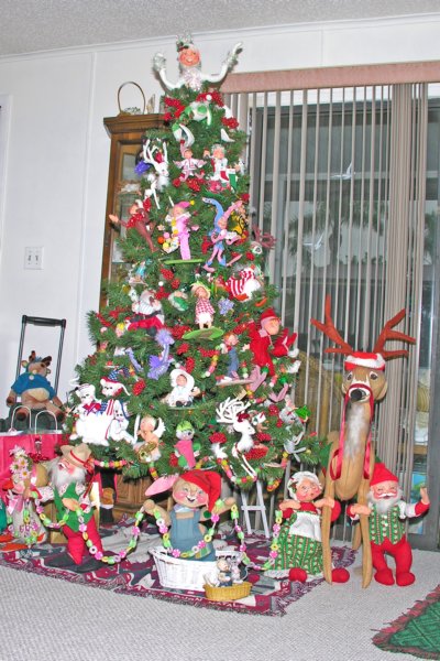 jeanettejohns2006annaleedollchristmastree.jpg